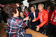 홍준표 공동선대위원장, 부산 해운대을 반송1동 재래시장 방문인사