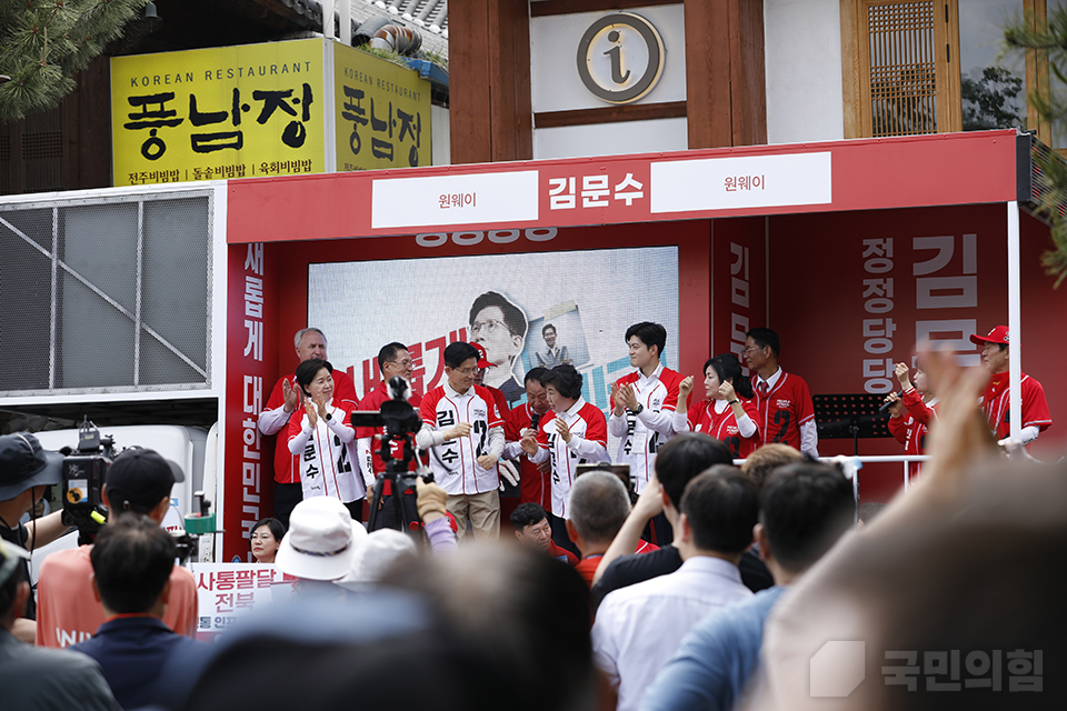 “전주를 새롭게” 공약 발표 및 전동성당 앞 유세 및 한옥마을 방문