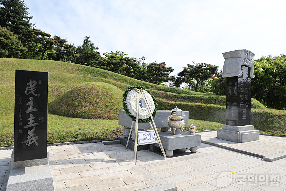김문수 대통령 후보, 국립서울현충원 전직 대통령 묘역 참배[김영삼 前 대통령·김대중 前 대통령·무명용사 봉안관]