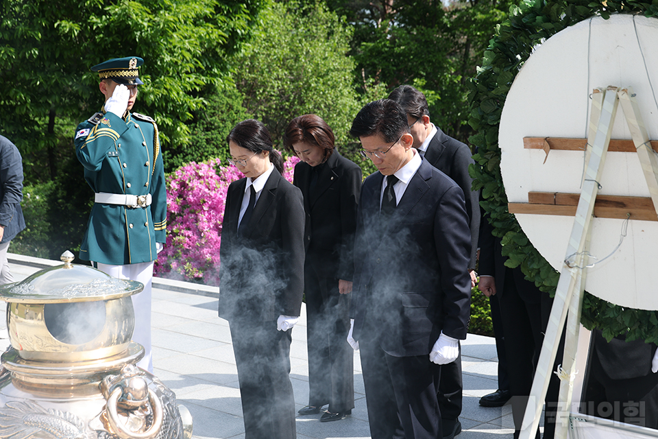 김문수 대통령 후보, 국립서울현충원 전직 대통령 묘역 참배[박정희 前 대통령·이승만 前 대통령]